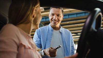 Due persone parlano tra loro