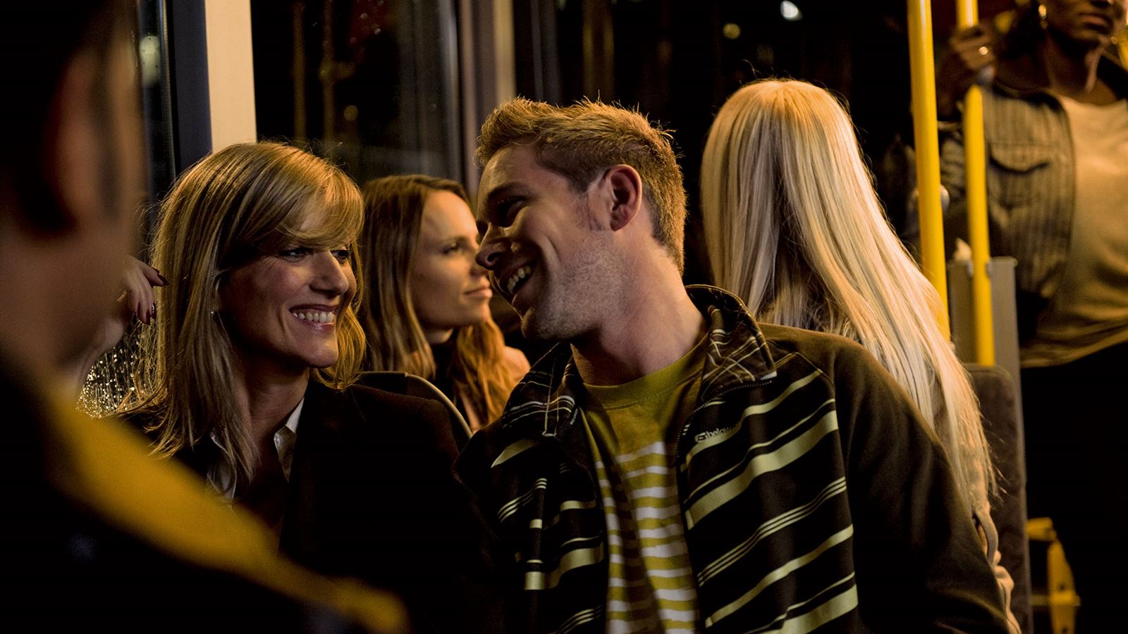 Dei ragazzi si trovano a bordo di un bus notturno. 