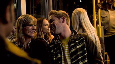 Dei ragazzi si trovano a bordo di un bus notturno. 