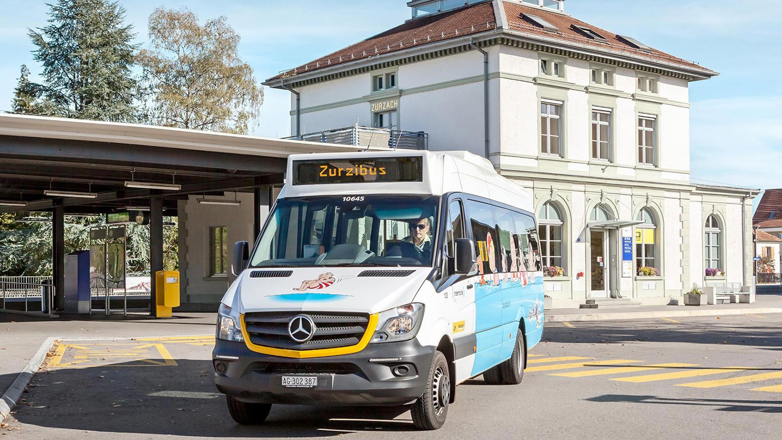 Minibus devant le bâtiment de la gare à Zurzach