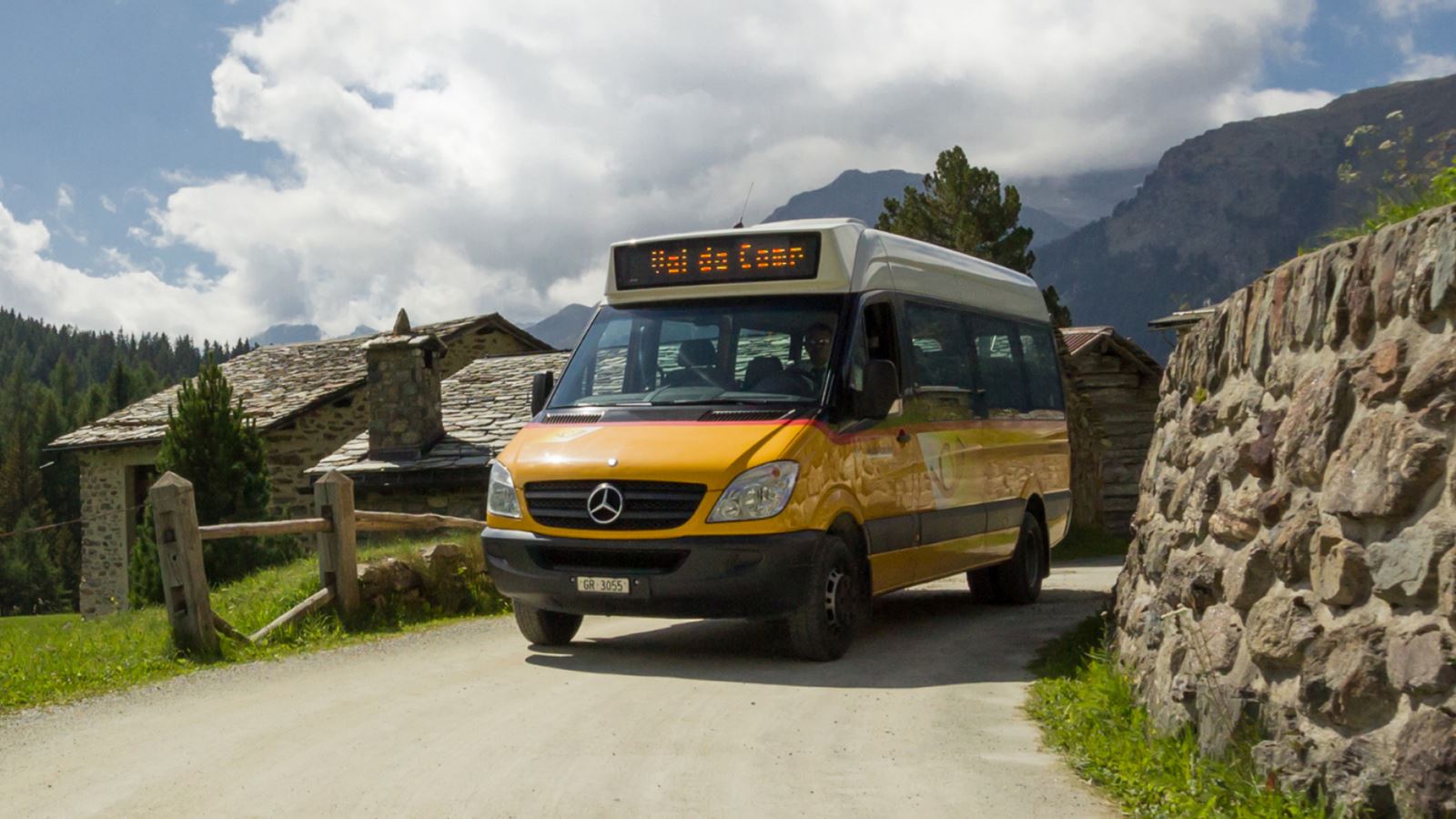Le bus sur appel flexible PubliCar circule dans le Val Poschiavo pour transporter les voyageurs à destination.
