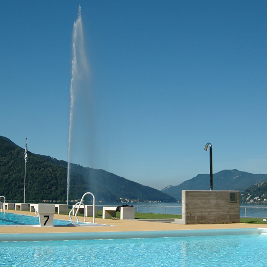 Lido di Bissone. Le due piscine e il getto d’acqua del lago.