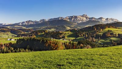 La ligne d’Appenzell mène de Herisau à Saint-Gall via Hundwil et Stein AR, à travers les paysages intemporels du pays d’Appenzell.