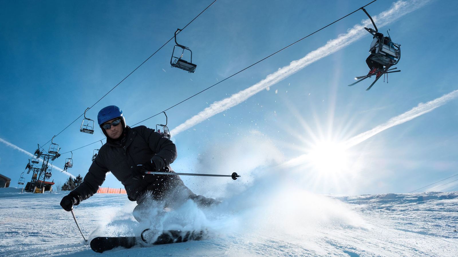 © Sportbahnen Atzmännig AG  Skifahrer bei der Abfahrt auf der Skipiste