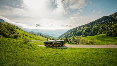 L’autopostale circola sul Balmberg.
