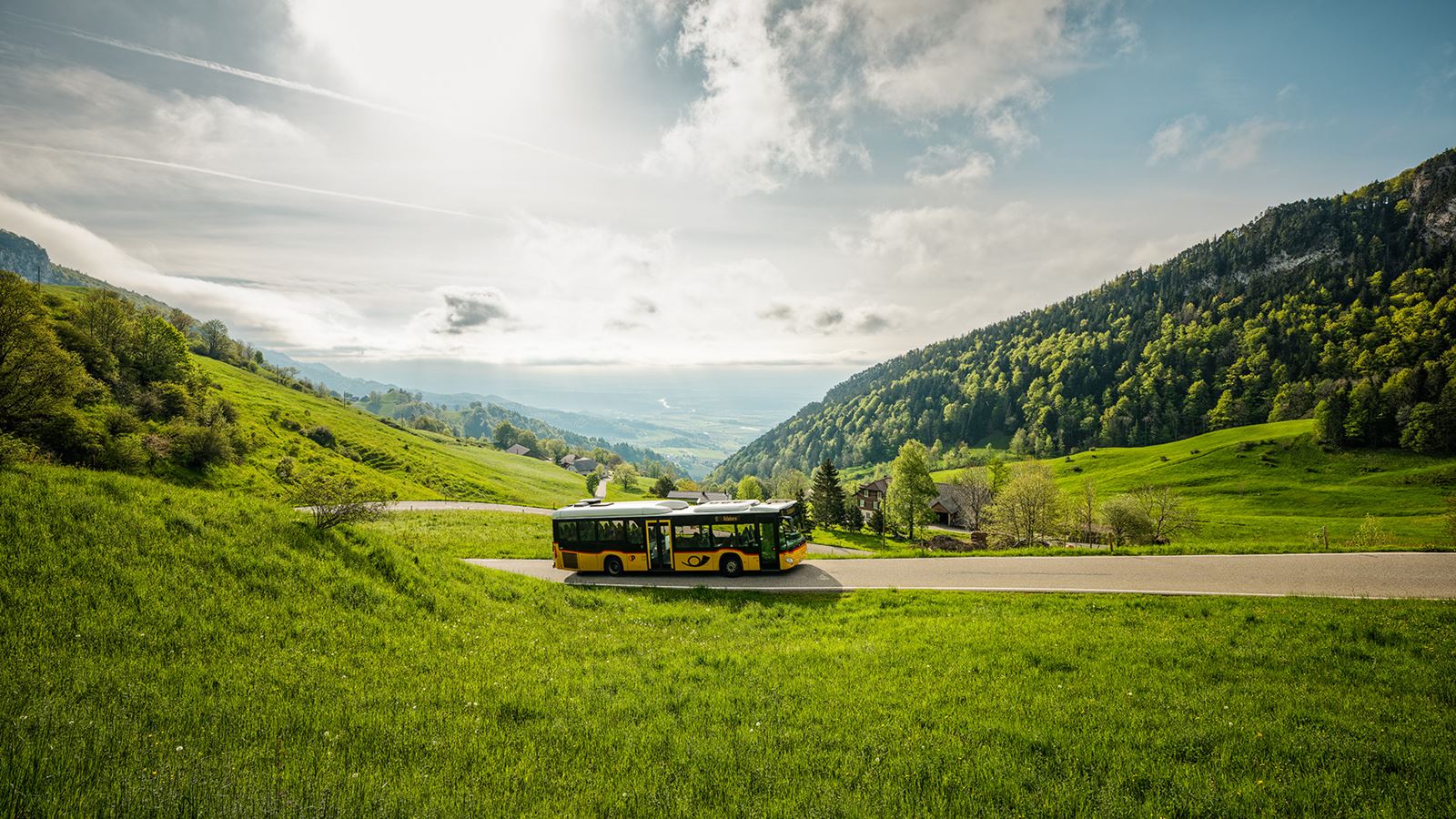 Le car postal monte au Balmberg.
