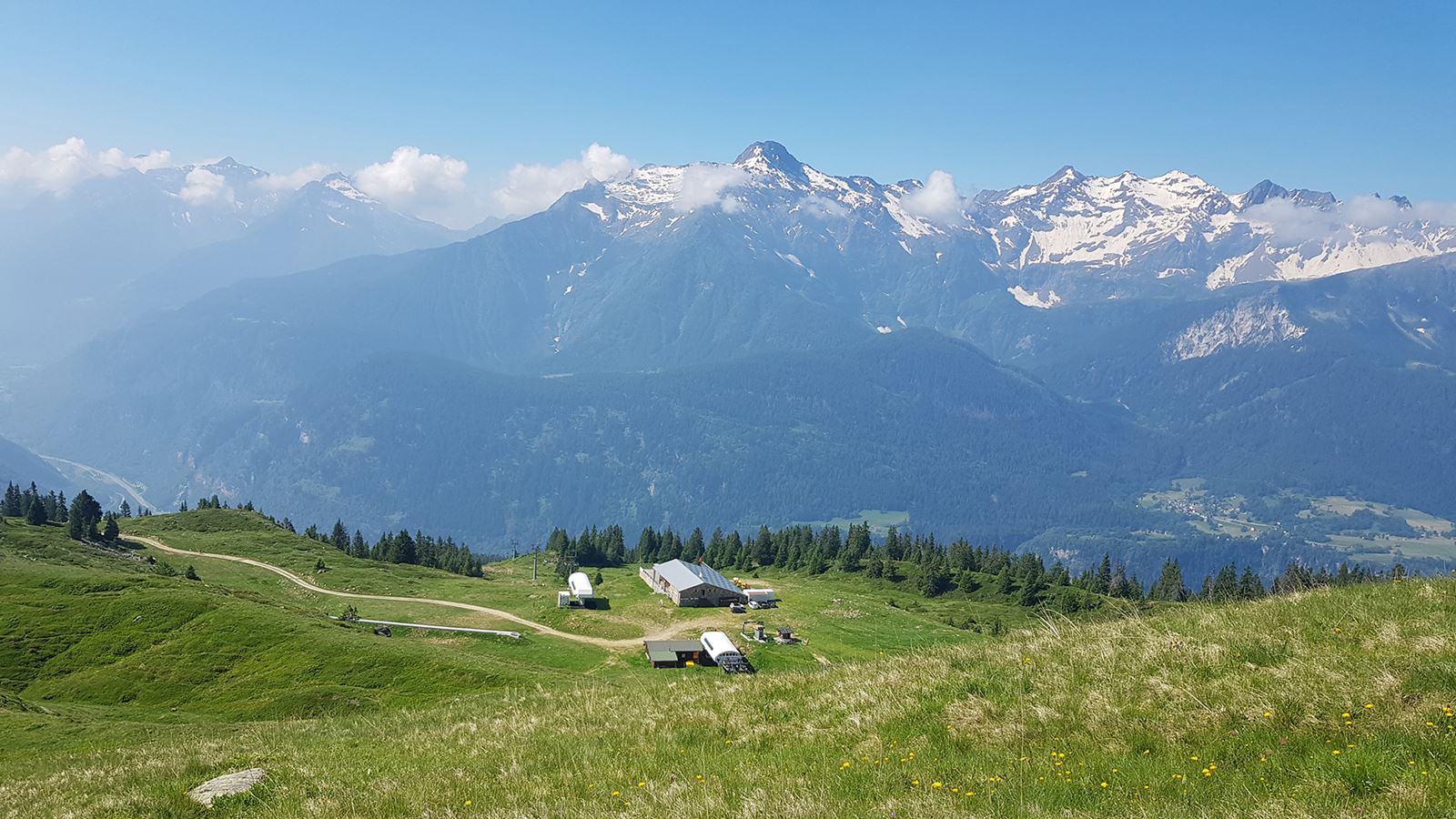 Sommerlandschaft Carì. Visum zur Ankunft des Sitzes und den umliegenden Bergen.