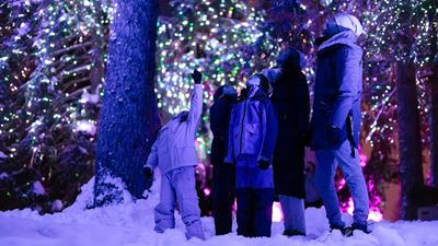Laternliweg in Crans-Montana, Familie schaut in den Himmel Copyright Maxime Aliaga