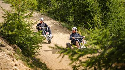 Mit den Mountaincarts fahren Sie vom Hannig auf einer 5 km langen, breiten Naturstrasse hinab nach Saas-Fee.