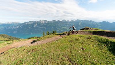 Bikers on the Flumserberg, with the Churfirsten mountain range in the background © Flumserberg