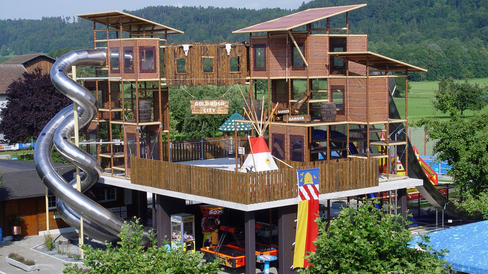 Der grosse Rutschenturm lädt zum Besuch in den Freizeitpark. © Freizeitpark Niederbüren GmbH