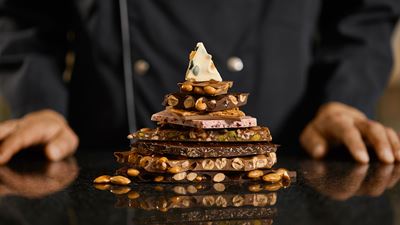 Pyramide aus verschiedenen Sorten von selbstgemachter Schokolade   © Läderach AG