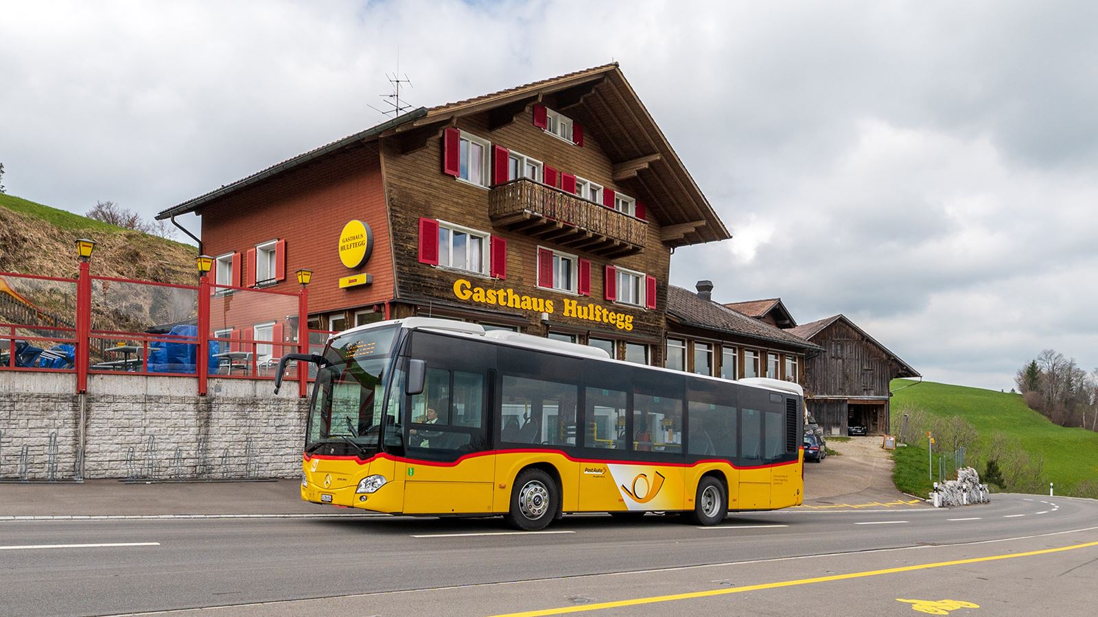 Un car postal devant le restaurant Hulftegg