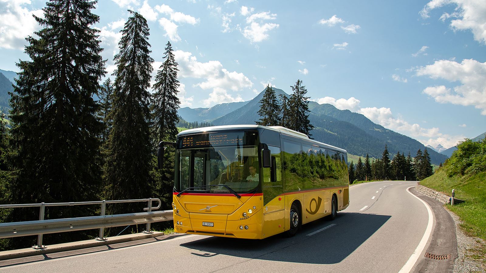 The Postbus travels to Vrin. © Markus Cadosch