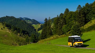 Der NaturparkBus fährt durch die schöne Landschaft des Naturpark Thals.