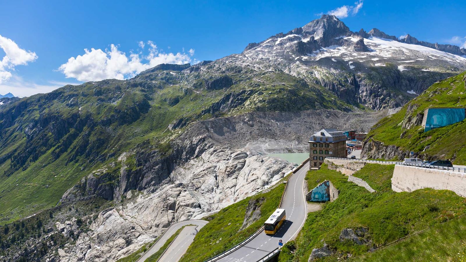 Ein PostAuto fährt über den Furkapass.