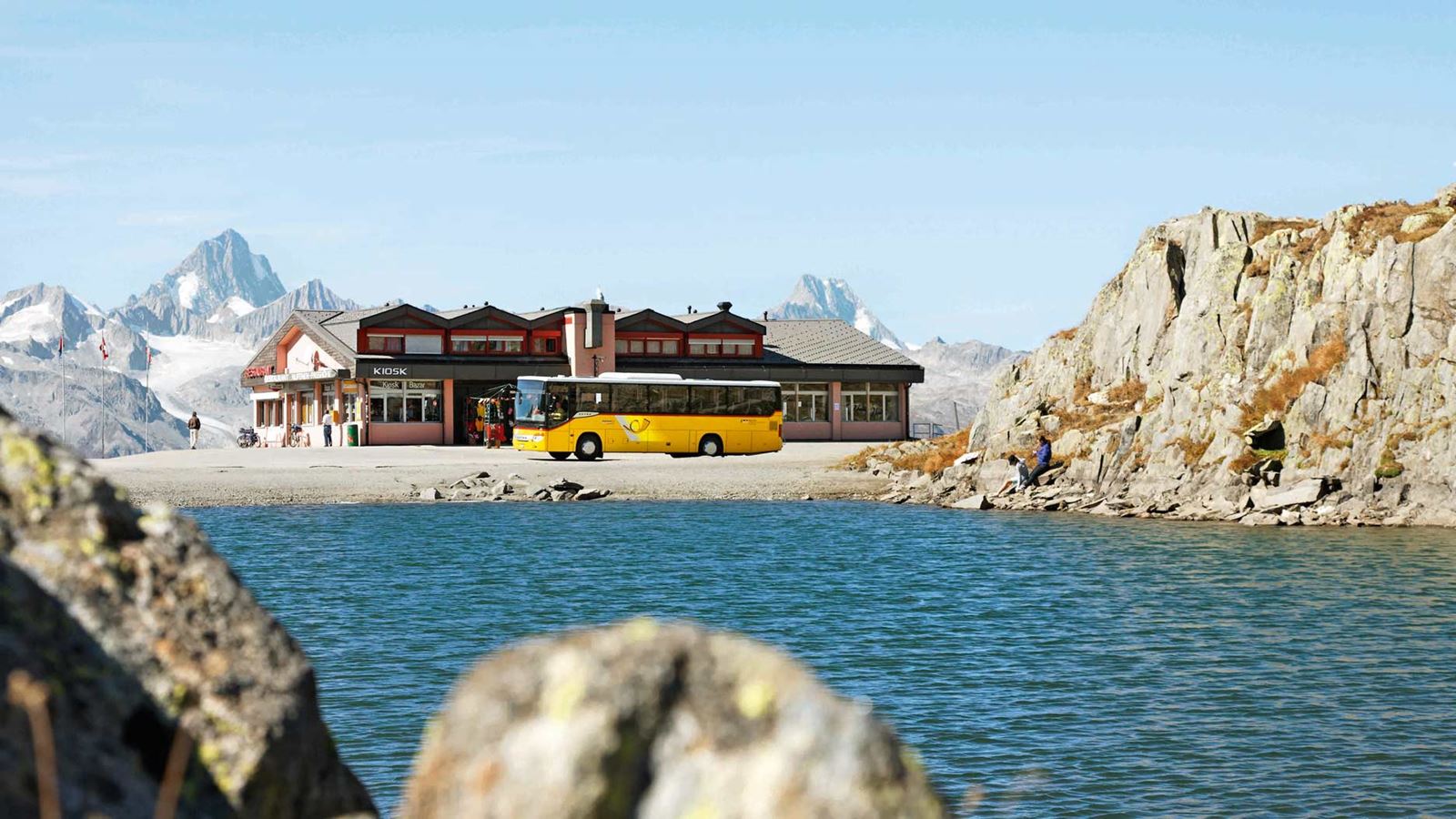 Ein PostAuto fährt über den Nufenenpass.