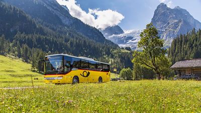 Postbus on the Rosenlaui route with glaciers and the Wetterhorn in the background.