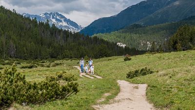 Eine Familie wandert im Schweizerischen Nationalpark.  © Hans Lozza / SNP