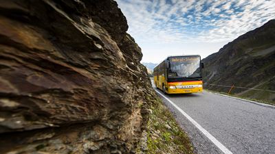 Postauto fährt auf den Stelvio-Pass.