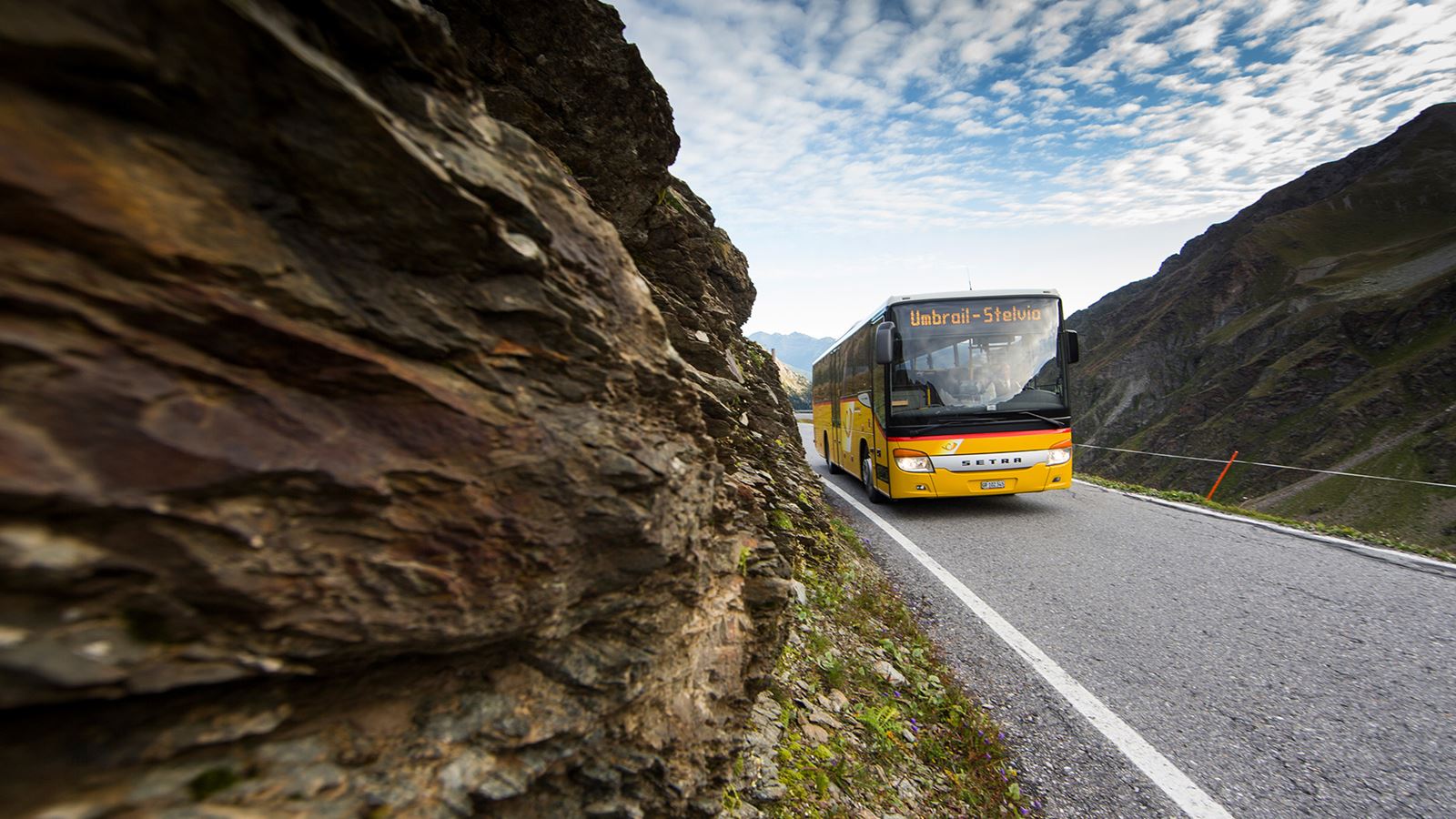 Postauto fährt auf den Stelvio-Pass.