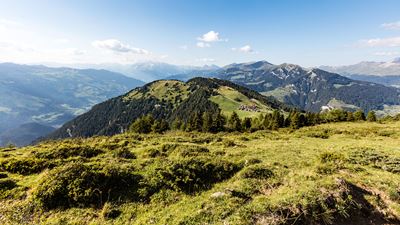 Vue magnifique sur les montagnes et les vallées jusqu’au village de Walser à Obermutten.