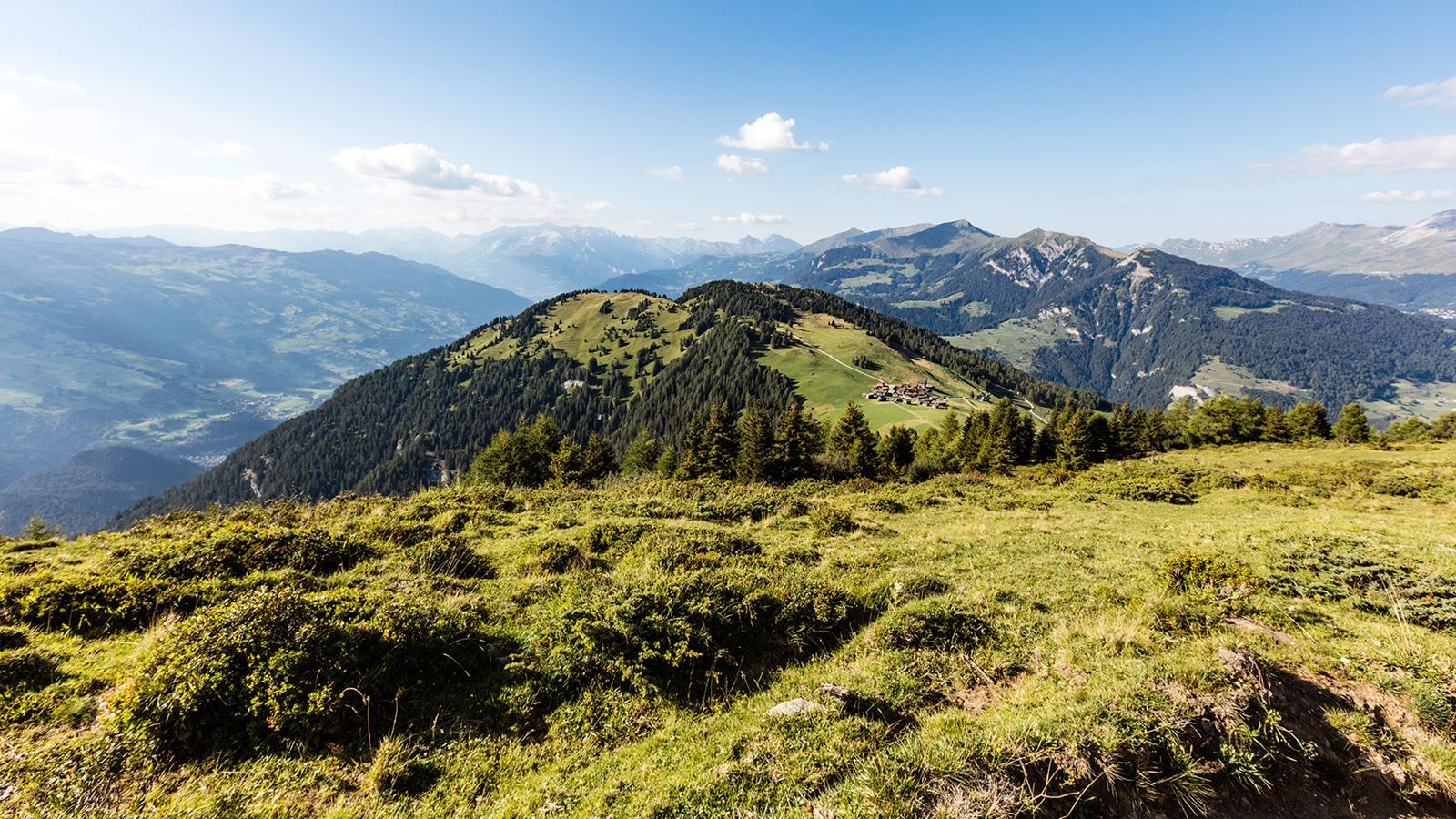 Vue magnifique sur les montagnes et les vallées jusqu’au village de Walser à Obermutten.