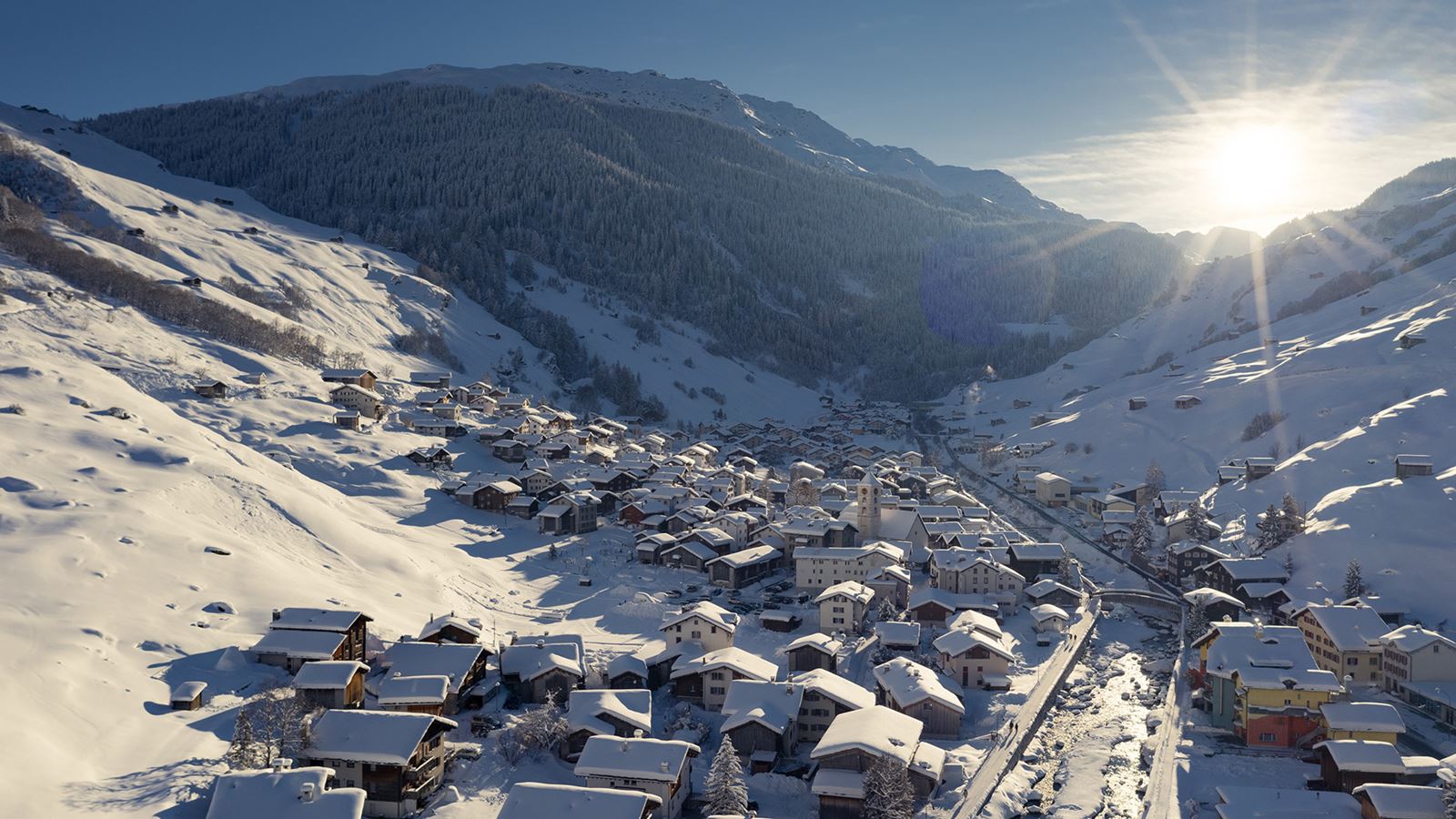 Das Dorf Vals im Winter bei strahlendem Sonnenschein.