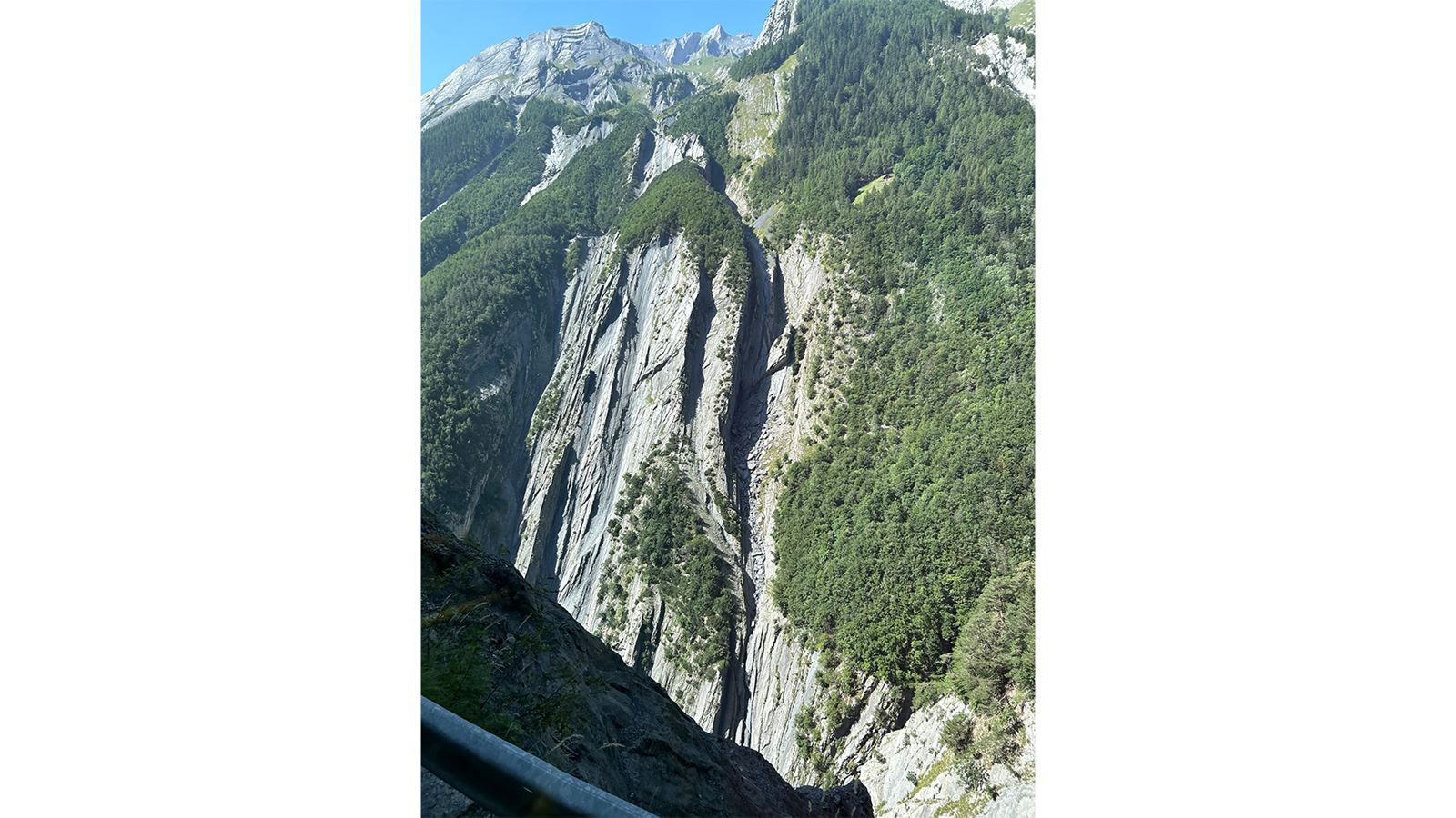 The road overlooks vertiginous and impressive slopes
