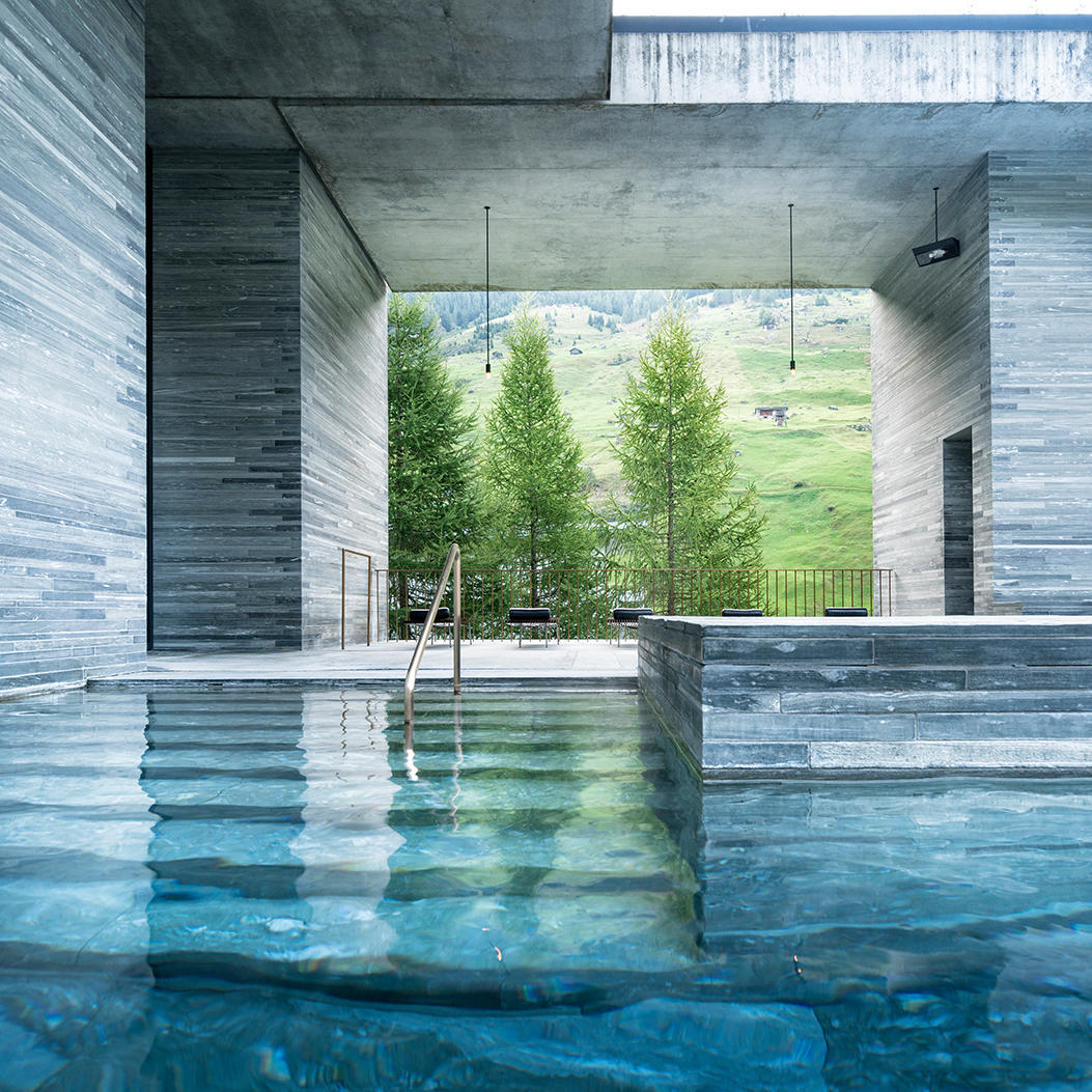 Vue sur les prairies verdoyantes depuis les somptueux thermes de Vals.