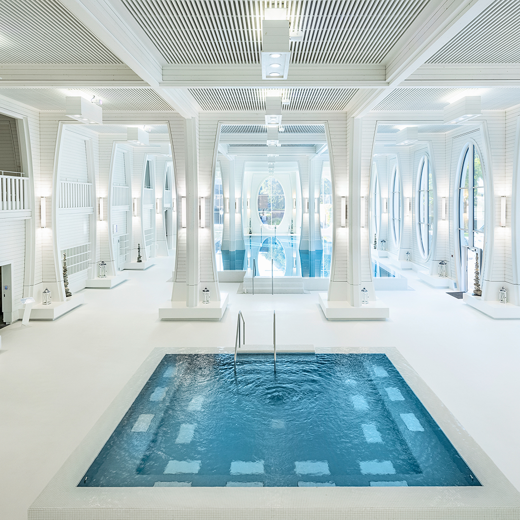Die Innenansicht der Tamina Therme in Bad Ragaz mit ihren hohen Räumen.