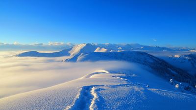 Paesaggio innevato con cielo blu.