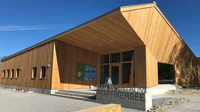 L’edificio in legno del Centro naturalistico Lago di Pfäffikon ZH è visibile dall’esterno. 