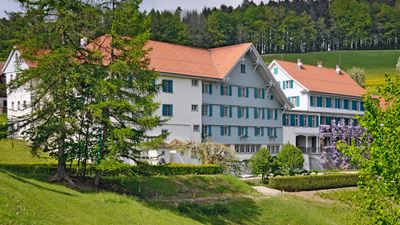 Gebäude des Gasthofs Gyrenbad von aussen inmitten grüner Landschaft