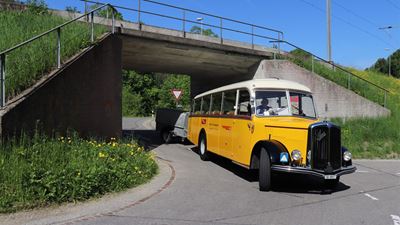 Car postal d’époque dans l’Oberland zurichois