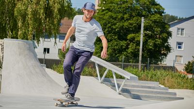 Un homme sur son skateboard dans le parc Eulach de Winterthour