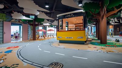 Circuito del traffico e autobus-biblioteca di AutoPostale nel paradiso dei bambini Minicity nel centro commerciale Sihlcity di Zurigo.