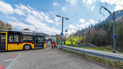 Ab Steg im Tösstal fahren die Postautos am Wochenende im Zweistundentakt zur Hulftegg  © PostAuto