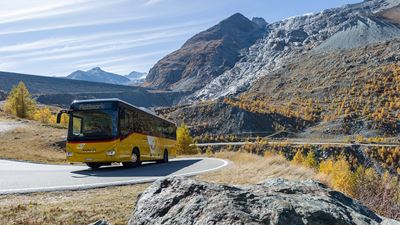 Postauto auf einer Passstrasse im Wallis unterwegs in Richtung Mattmark