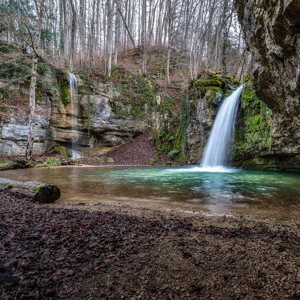 La cascata «Rünenberger Giessen» si tuffa nelle profondità dello specchio d’acqua sottostante lungo una curva parete rocciosa.
