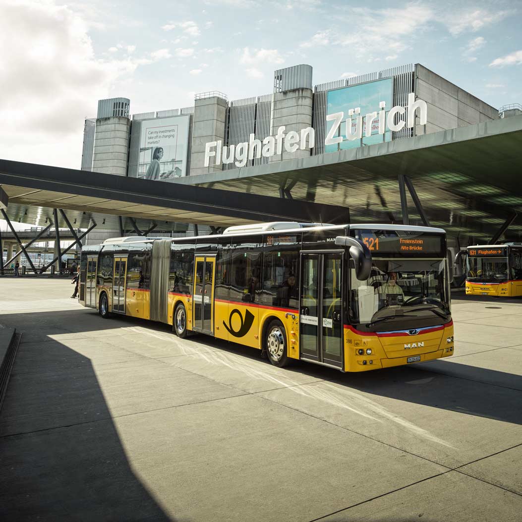 Postauto am Flughafen Zürich
