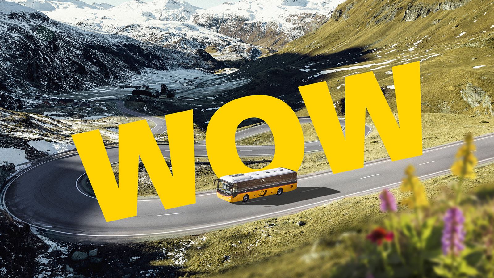 Un car postal sur une route postale de montagne