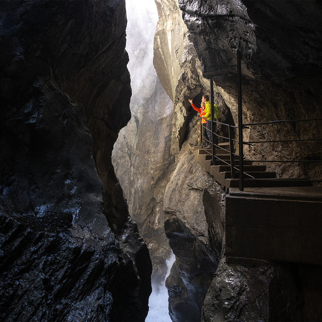 L’acqua del ghiacciaio fluisce nella gola del ghiacciaio attraverso una gravina.