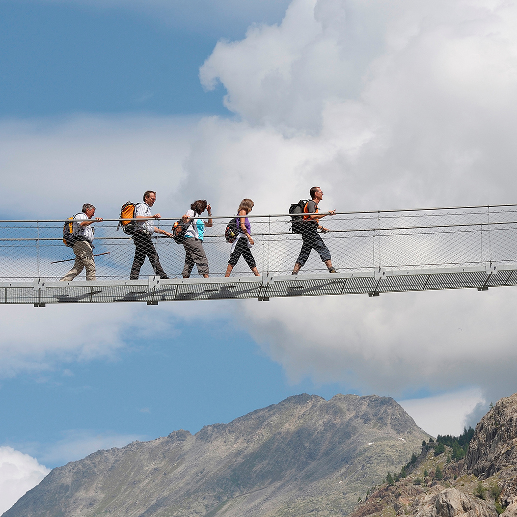 Wanderer auf der Hängebrücke