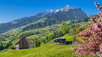 Le car postal traverse le Gamserberg