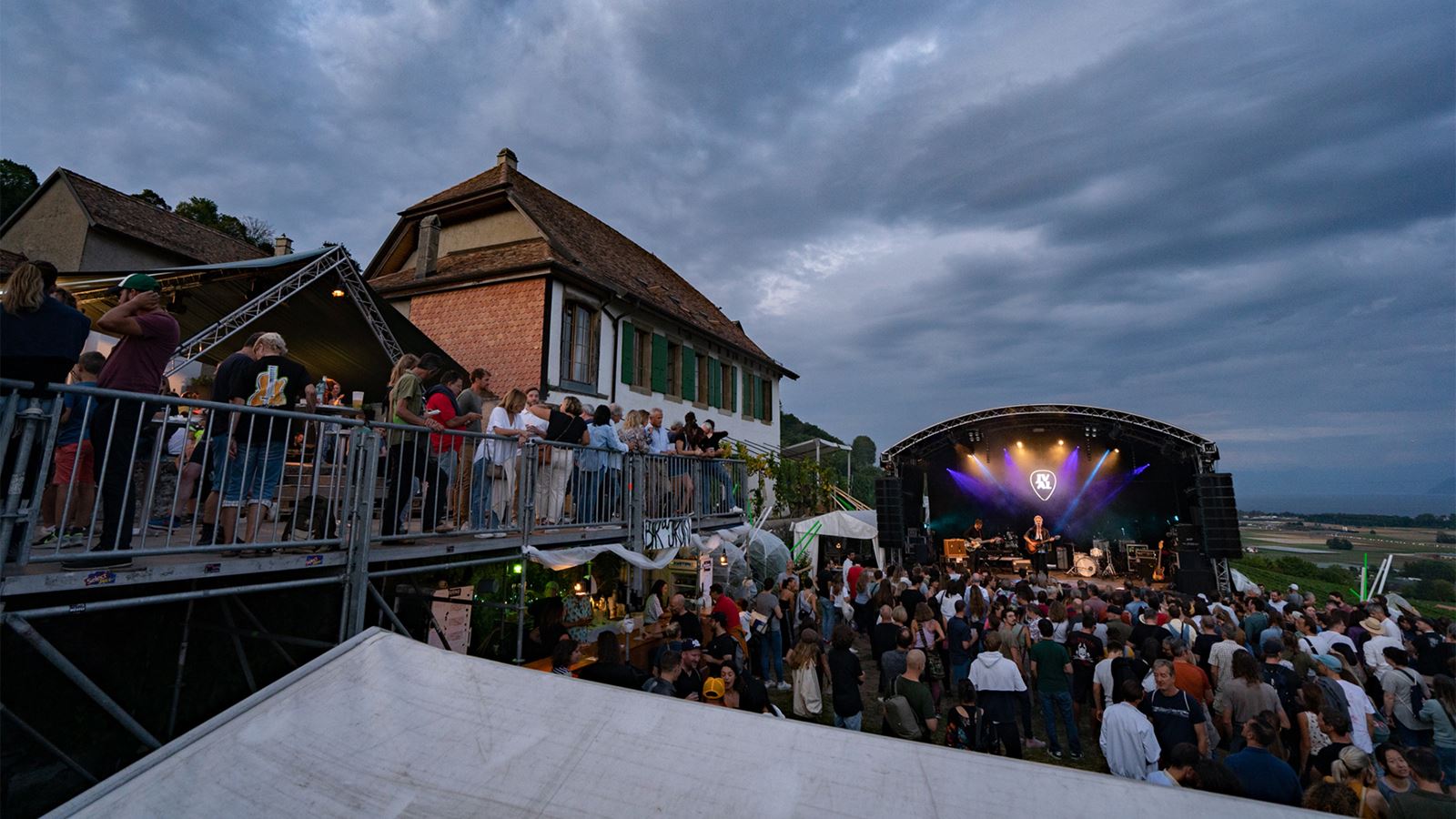 View of the site of JVAL Openair in Begnins (VD) and its large stage installed on the magnificent estate of Serreaux-Ddessus.