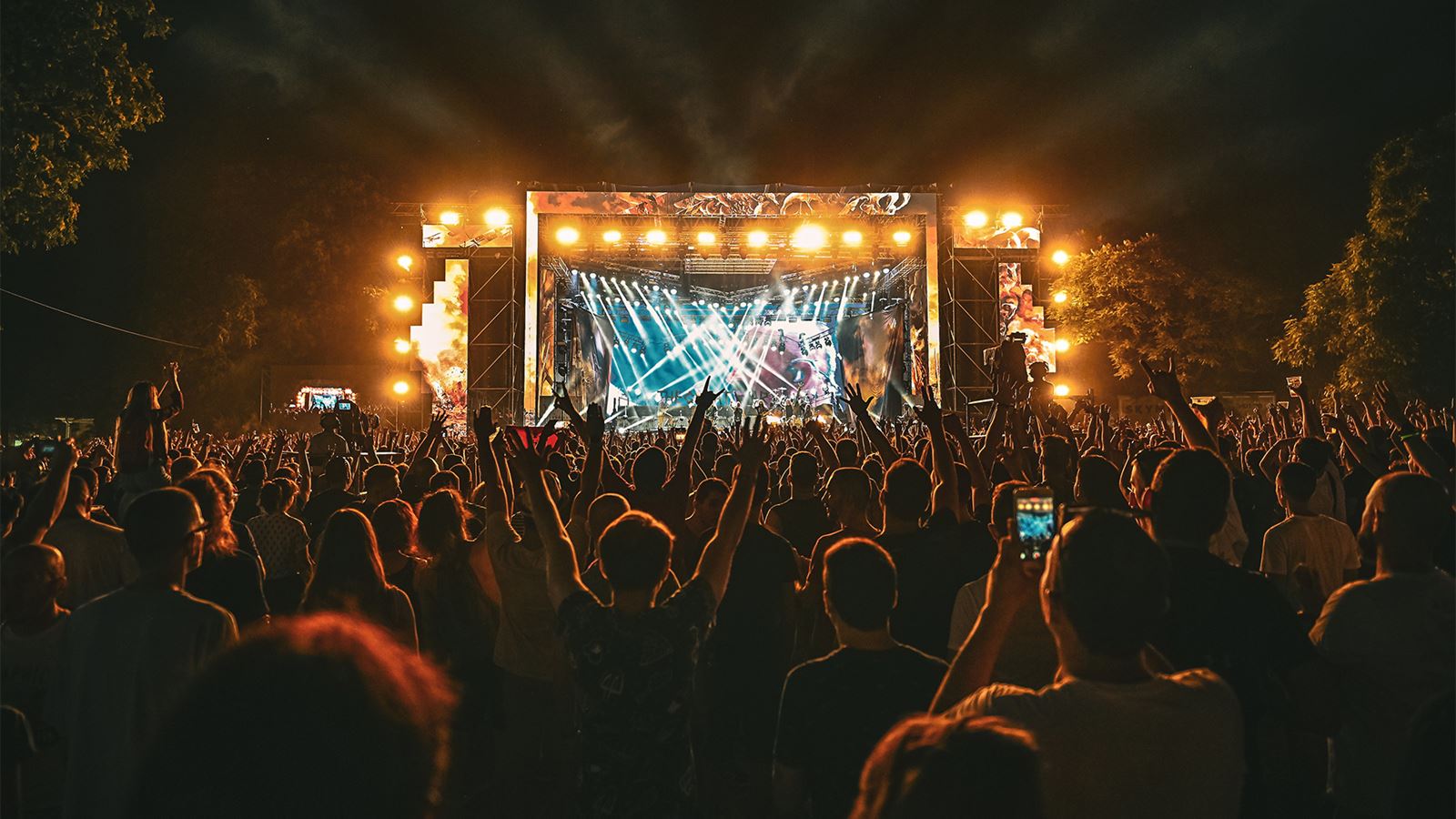 De voir la scène et les spectateurs lors d’un festival de musique en plein air.