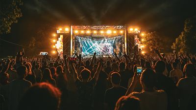 De voir la scène et les spectateurs lors d’un festival de musique en plein air.