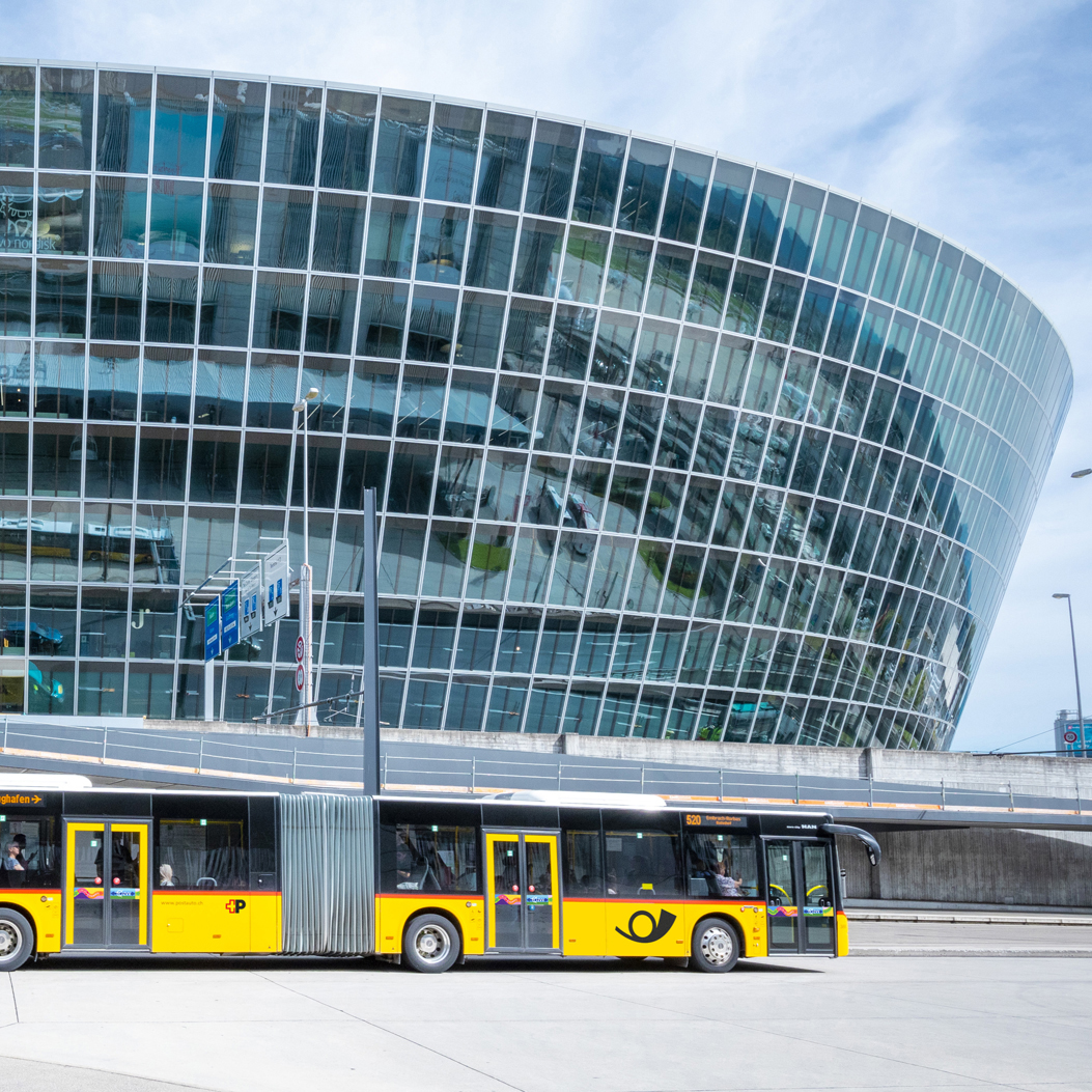 Regional passes – Postbus and tram with Zurich Card in Zurich Wiedikon in traffic