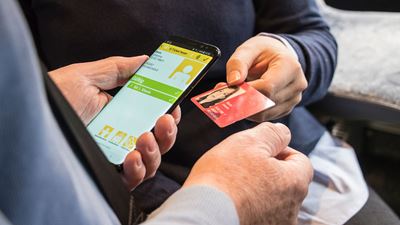 Un SwissPass est contrôlé avec un appareil de contrôle des billets de CarPostal.